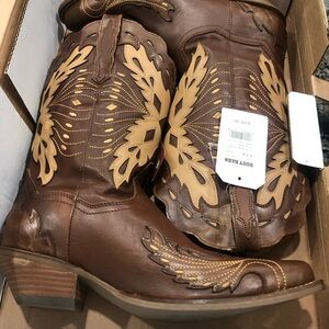 Never been worn cowgirl boots! Still in original box. Tags still on.